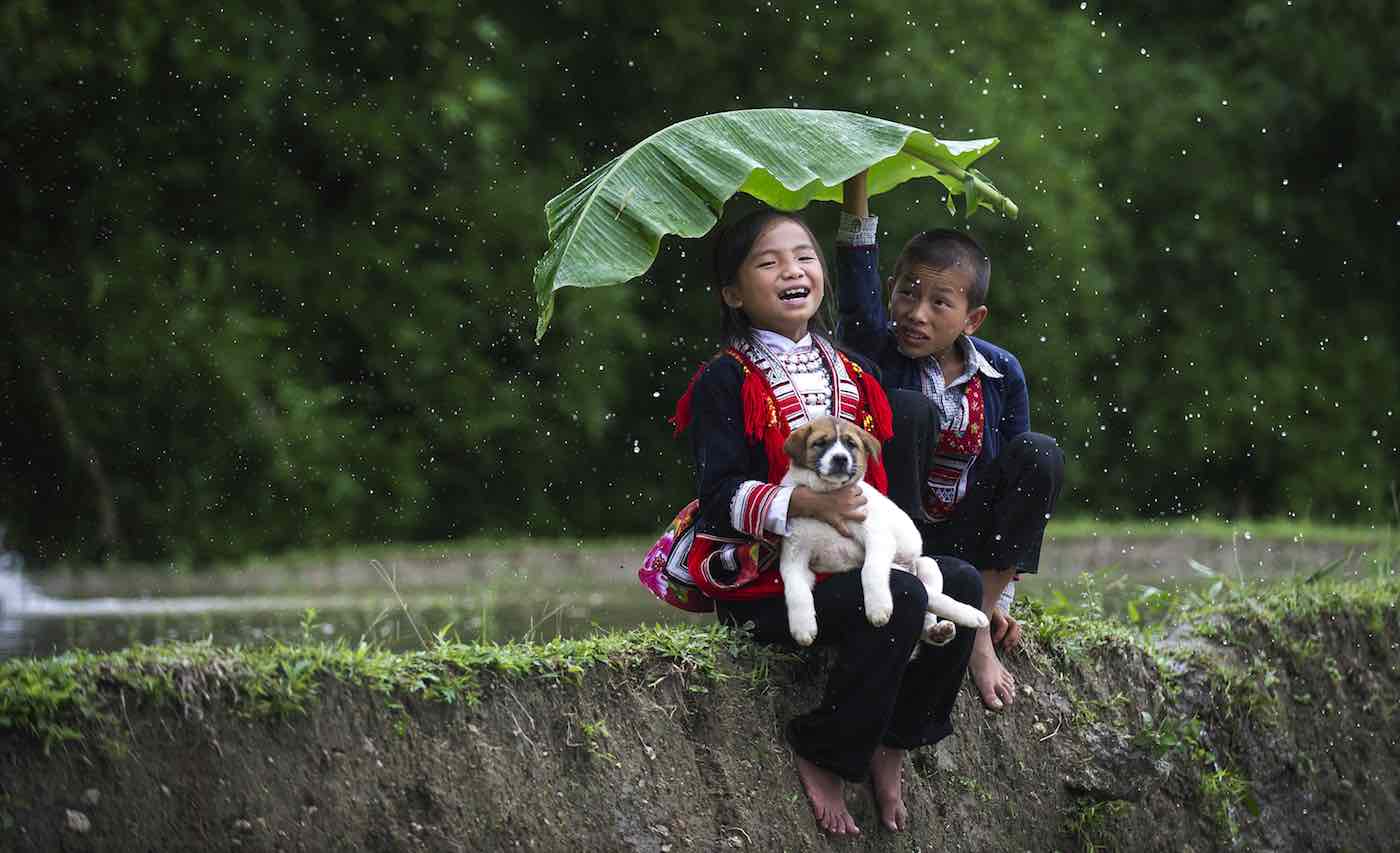See Heartwarming Friendship Moments Captured By Photographers Throughout The World